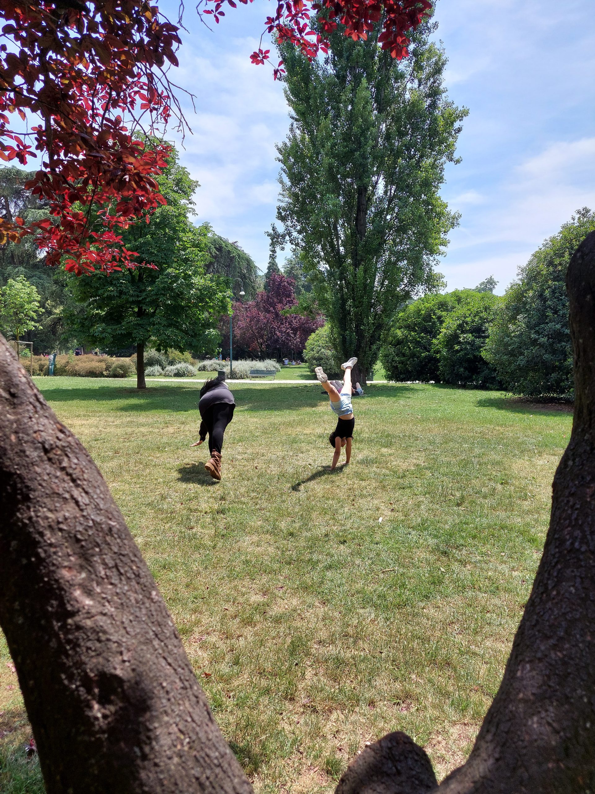 Bambini ruota nel parco Happy saturdays